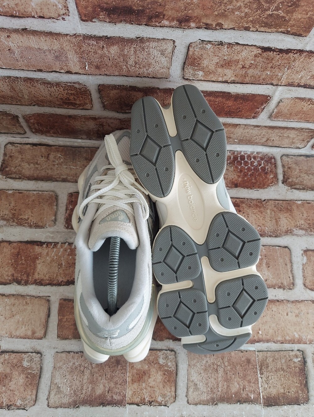 Pre-owned New Balance 9060 - Picture 8 of 13